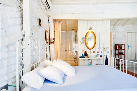 Shower, Bed, Bathroom, TV and multimedia, Balcony/Terrace, Photo of the whole room, Decorative detail, Bedroom, Sunrise, Sunset, heating, minibar, towels, air conditioner
