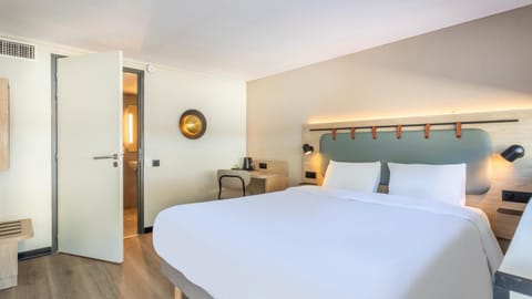 Photo of the whole room, Bedroom, acessibility