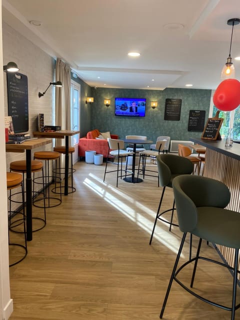 Restaurant/places to eat, Seating area