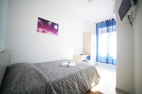 Bed, TV and multimedia, Bedroom