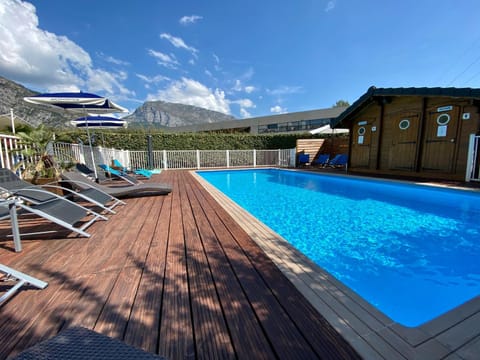 Swimming pool, sunbed, towels