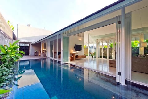 Communal lounge/ TV room, Balcony/Terrace, Swimming pool