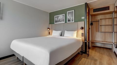 Bed, Photo of the whole room, Bedroom, wardrobe