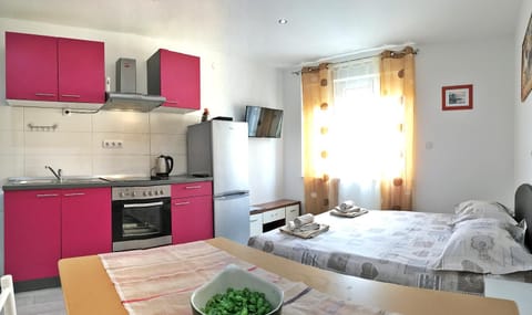 Bed, TV and multimedia, Kitchen or kitchenette, Bedroom