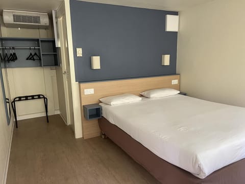 Bed, Coffee/tea facilities, Photo of the whole room, Bedroom, air conditioner