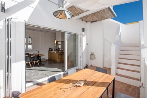 Property building, Patio, Balcony/Terrace, Kitchen or kitchenette, Living room, Seating area, Dining area, Breakfast, Inner courtyard view