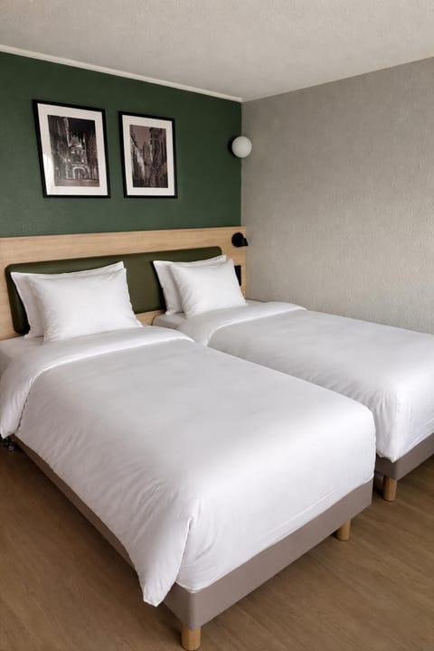 TV and multimedia, Coffee/tea facilities, Photo of the whole room, Seating area, Bedroom