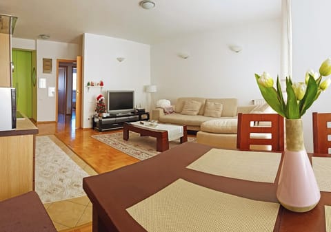 TV and multimedia, Living room, Photo of the whole room, Decorative detail, City view