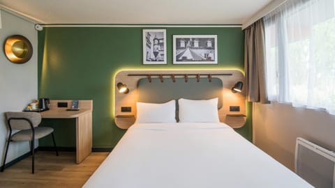 Bed, Bedroom, Facility for disabled guests