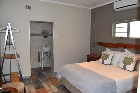 Bed, Bathroom, Photo of the whole room, Bedroom, air conditioner
