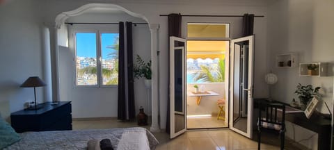 Bed, Photo of the whole room, Seating area, Bedroom