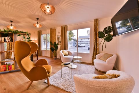 Communal lounge/ TV room