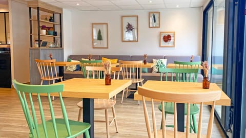 Restaurant/places to eat, Food and drinks, Decorative detail, Seating area, Breakfast