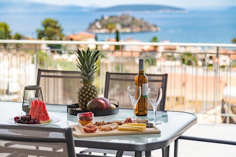 View (from property/room), Balcony/Terrace, Dining area, Sea view