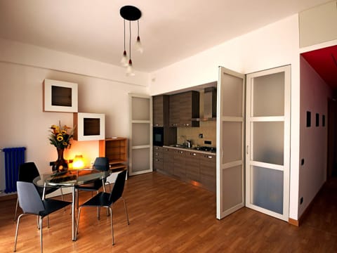 Communal lounge/ TV room, Kitchen or kitchenette, Living room, Seating area, Dining area, stove
