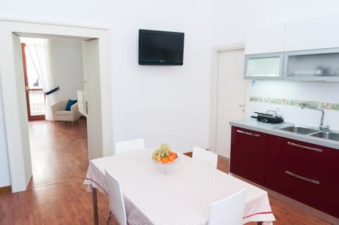 Property building, Kitchen or kitchenette, Dining area