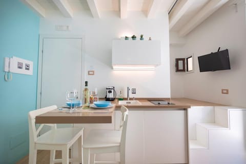 TV and multimedia, Coffee/tea facilities, Kitchen or kitchenette, Dining area, minibar, pet friendly, stove