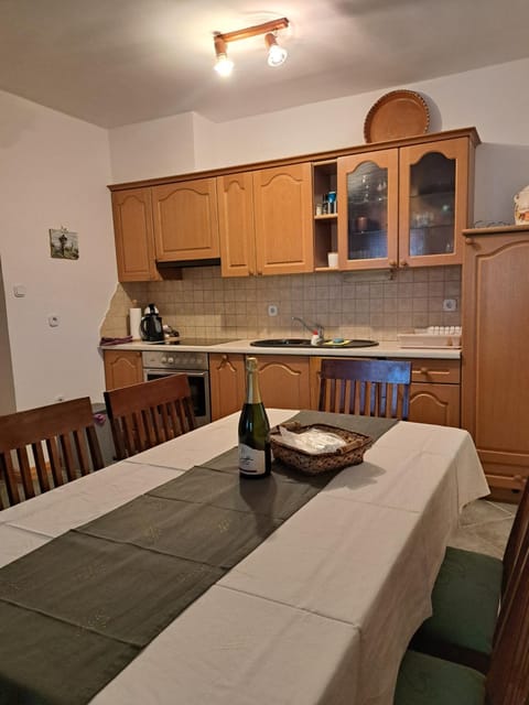 Kitchen or kitchenette, Dining area, pet friendly