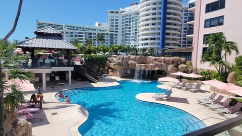 Patio, Communal lounge/ TV room, Day, Evening entertainment, City view, sunbed
