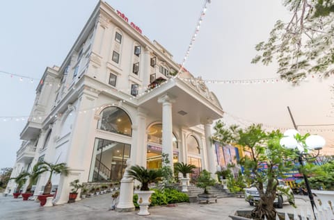 Property building, Facade/entrance, Off site, Day, City view, Location