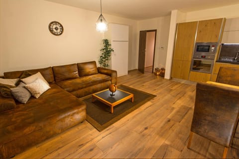 Coffee/tea facilities, Kitchen or kitchenette, Living room, Dining area