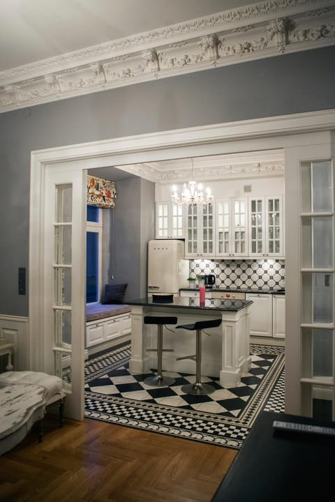 Kitchen or kitchenette, Dining area