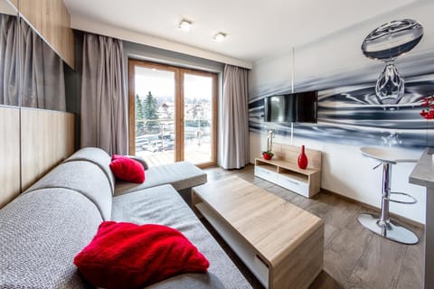 TV and multimedia, Living room, Seating area, Mountain view