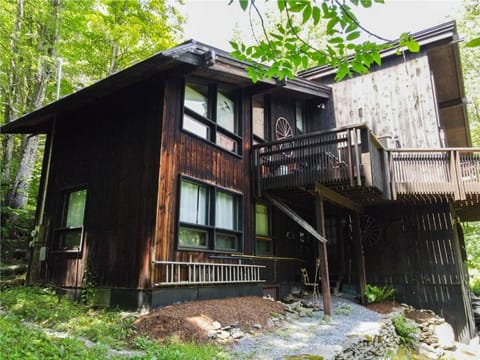 Perfect secluded 3 bedroom cozy getaway home Hawk Landing House in Pittsfield