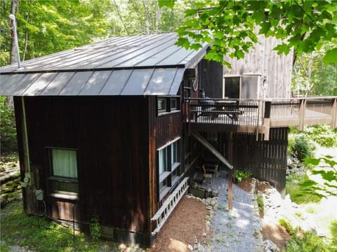 Perfect secluded 3 bedroom cozy getaway home Hawk Landing House in Pittsfield
