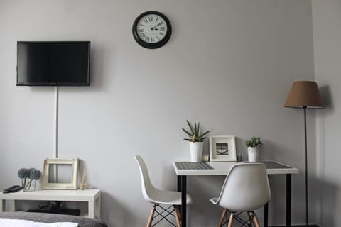 Day, Dining area