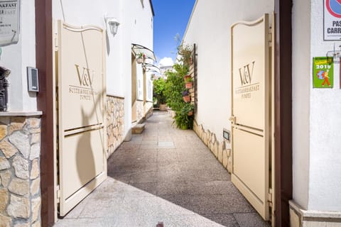 Facade/entrance, Property logo or sign, City view, Landmark view