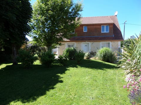 Facade/entrance, Summer, Garden view