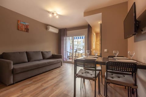 Photo of the whole room, Decorative detail, City view, Street view, Quiet street view