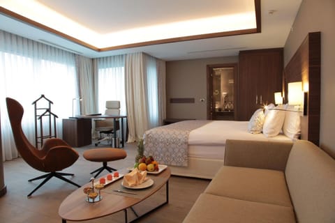 Bed, Day, Summer, Living room, Food and drinks, Seating area, Bedroom, On site