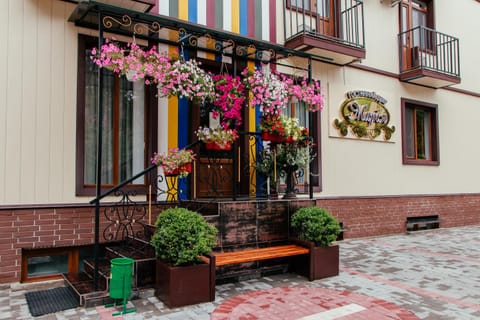 Facade/entrance, Day, Street view