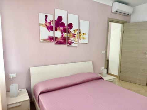 Bed, Bedroom, wardrobe, air conditioner