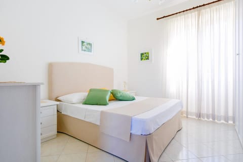 Bed, Day, Photo of the whole room