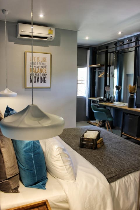 Bed, Photo of the whole room, Bedroom, hair dresser, air conditioner