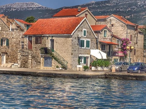 Facade/entrance, Floor plan