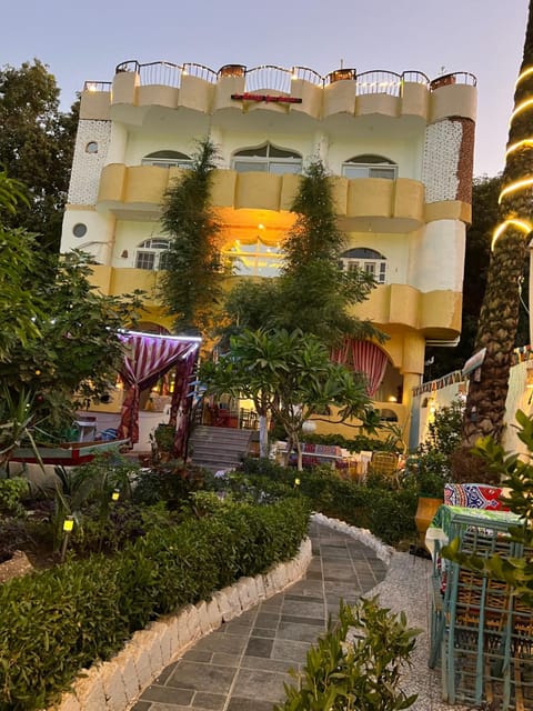 Property building, Restaurant/places to eat, Breakfast