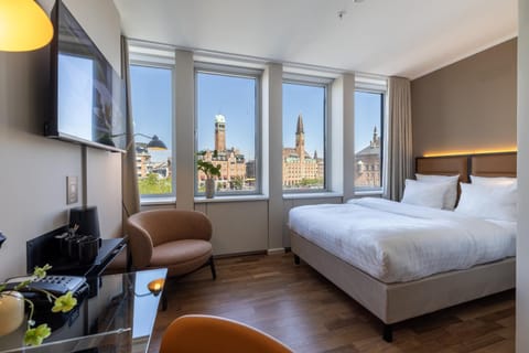 TV and multimedia, Photo of the whole room, Seating area, Bedroom