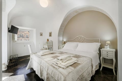 Bed, TV and multimedia, Photo of the whole room, Bedroom, towels