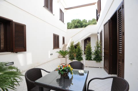 Facade/entrance, Balcony/Terrace, Banquet/Function facilities, Decorative detail