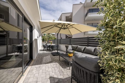 Patio, Day, View (from property/room), Balcony/Terrace, Living room, Seating area, Dining area, sunbed