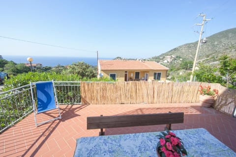 On-site shops, Balcony/Terrace, Garden view, Landmark view, Mountain view, Sea view, Street view