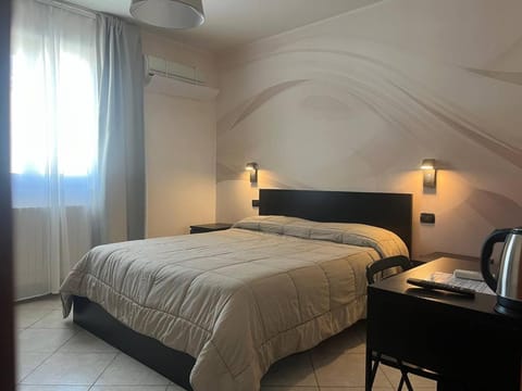 Bed, Photo of the whole room, Bedroom, air conditioner