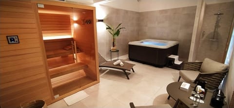 Hot Tub, Sauna