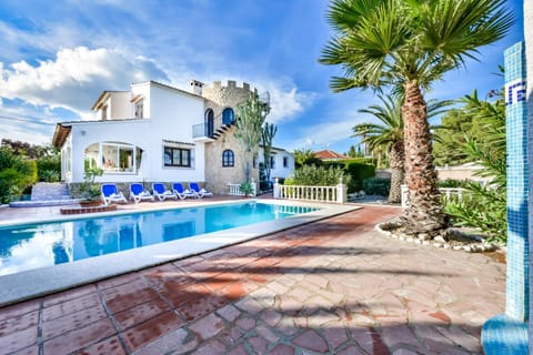 Property building, Garden, Swimming pool, sunbed