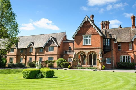Property building, Facade/entrance, Spring, Day, Natural landscape, Summer, On site