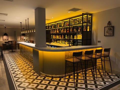 Restaurant/places to eat, Lounge or bar